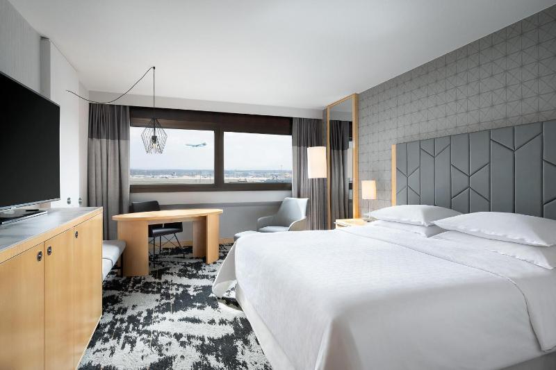 	 Deluxe Room, Guest room, 1 King or 1 Queen   image 4