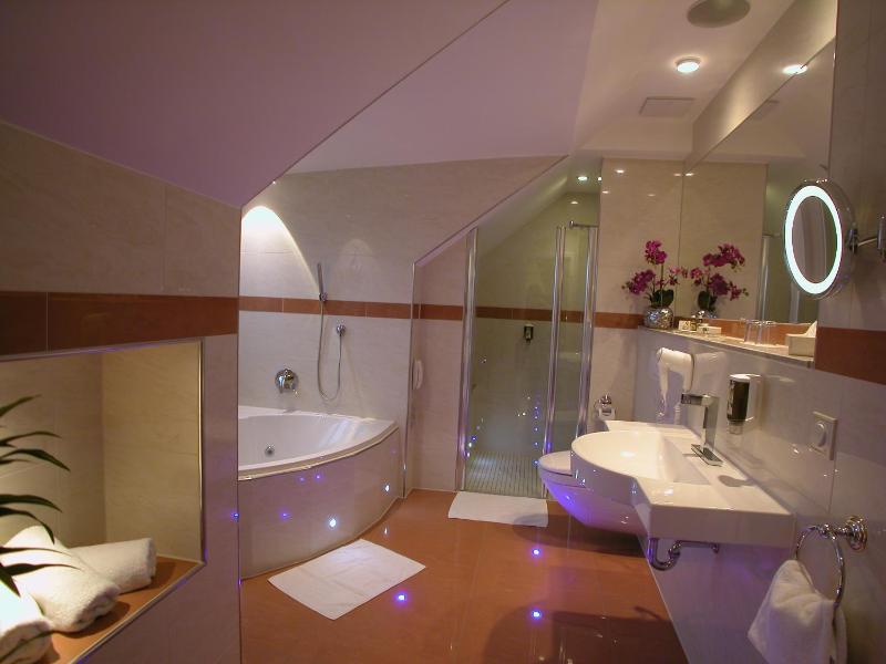 Queen Room with Spa Bath image 2