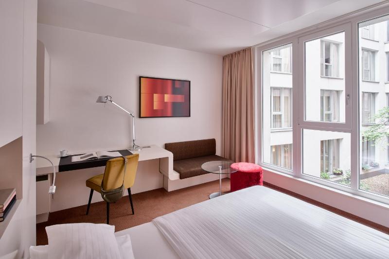 Superior Courtyard Room image 3