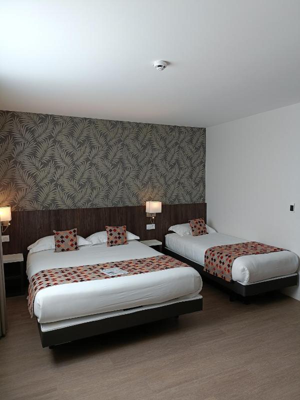 Superior Quadruple Room image 4