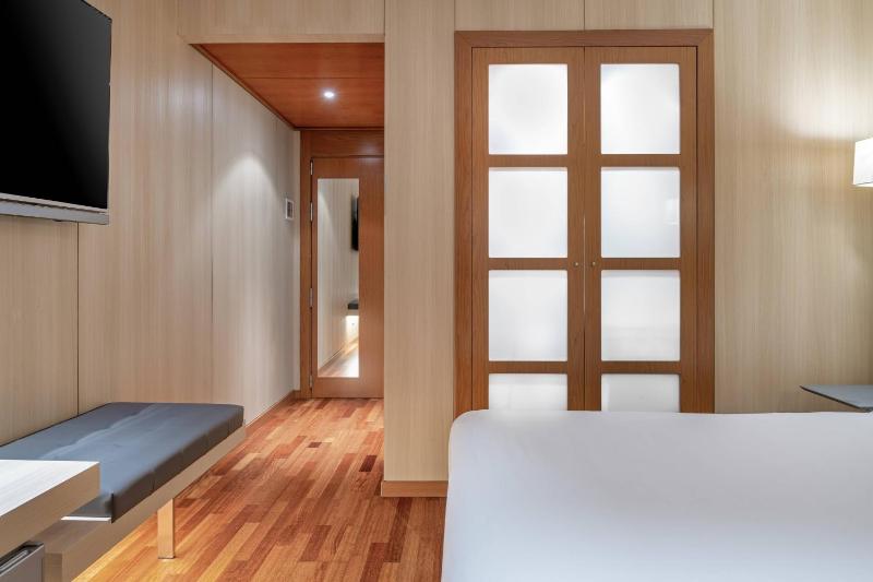 Standard Plus Queen Room with City View image 3