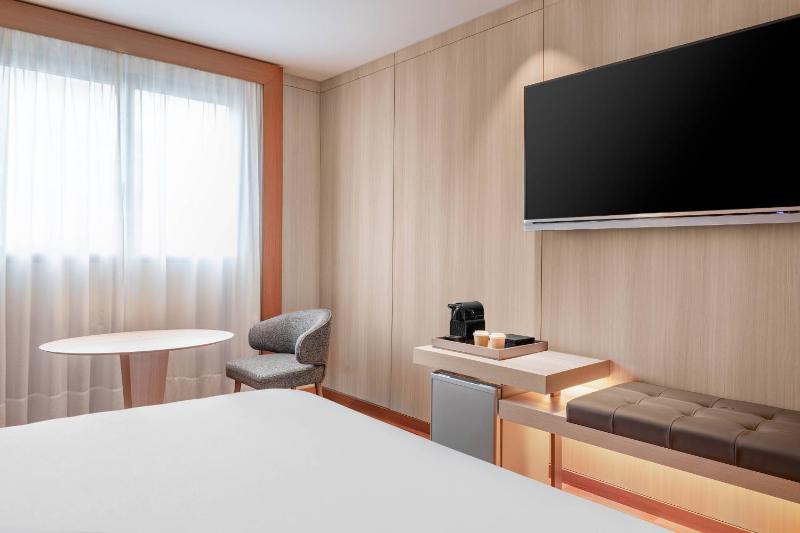 Standard Plus Queen Room with City View image 4