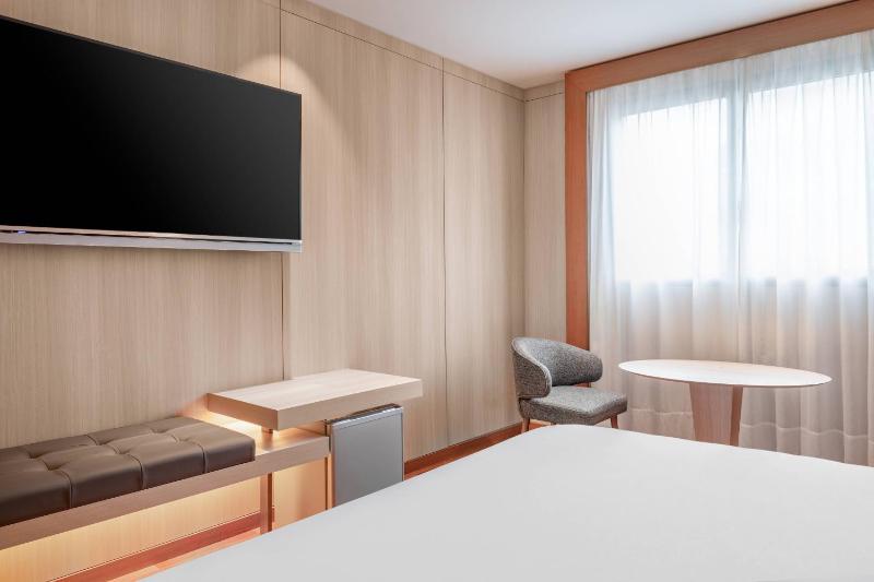 Standard Queen Room with City View image 3
