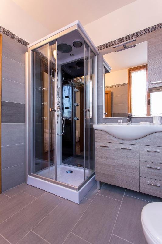 One-Bedroom Apartment image 3