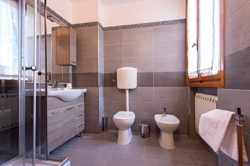 One-Bedroom Apartment image 4