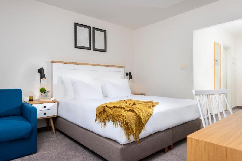 Standard Double Room image 2