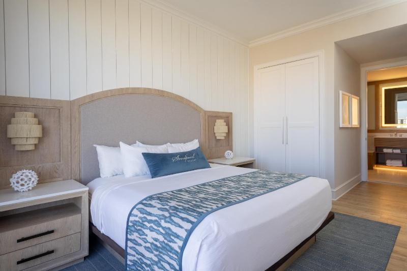 One-Bedroom Suite with City View image 3