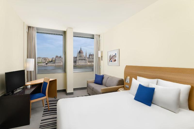 Executive room with view to the Parliament image 1