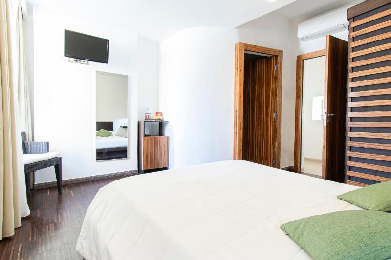 Classic Double Room image 4