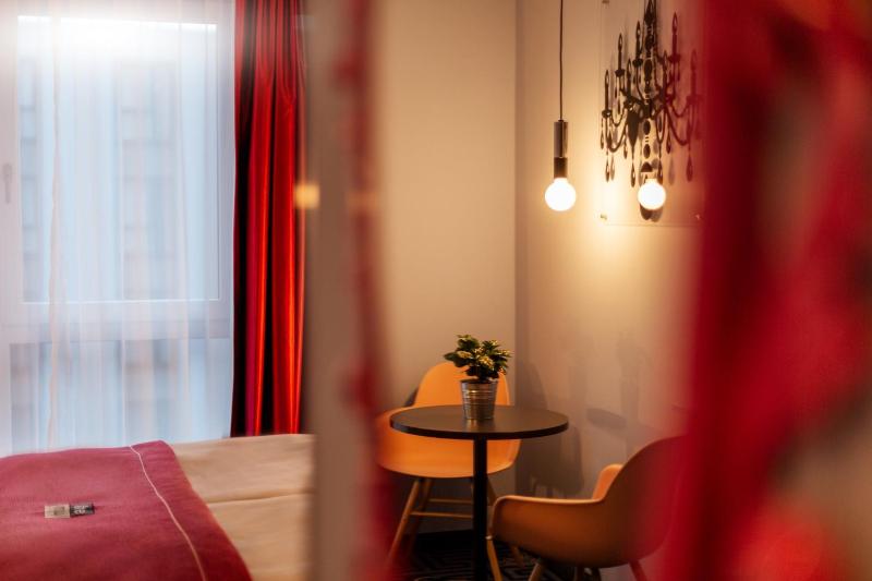 Premium Queen Room with Kitchenette image 3