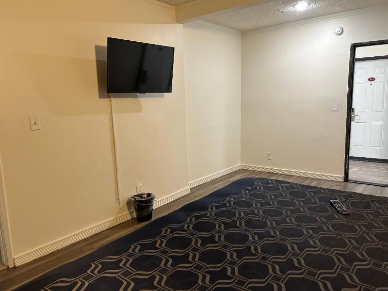 Budget Inn Hollywood - image 6