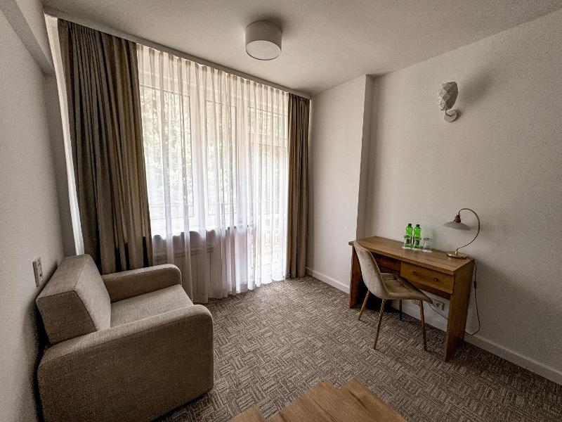 Deluxe Family Room image 4