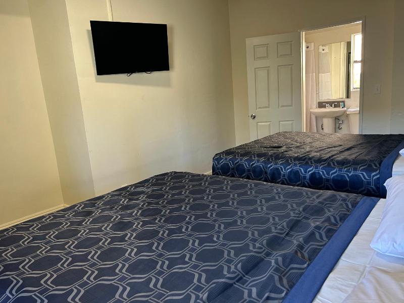Budget Inn Hollywood - image 7