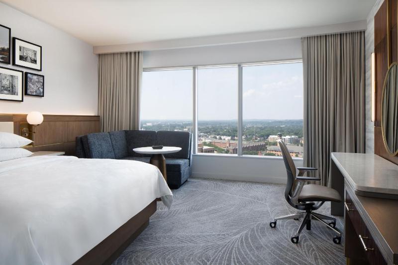 Club Level King or Queen Room with City View image 1