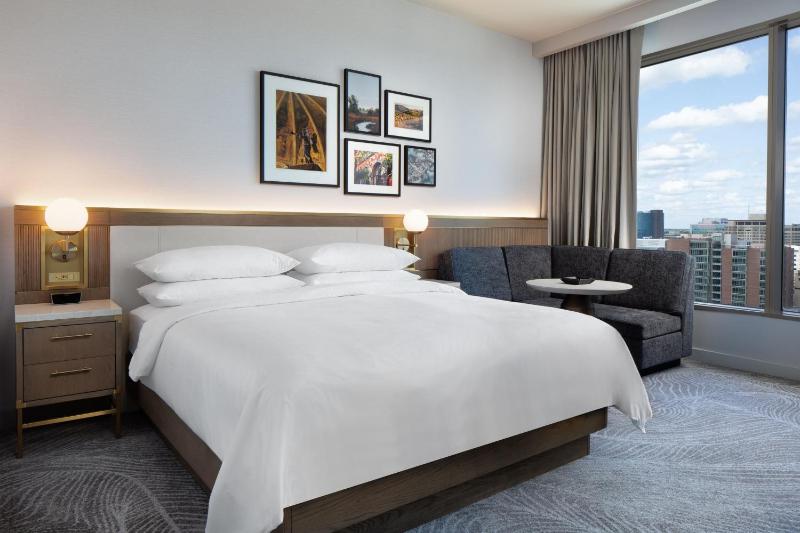 Club Level King or Queen Room with City View image 4