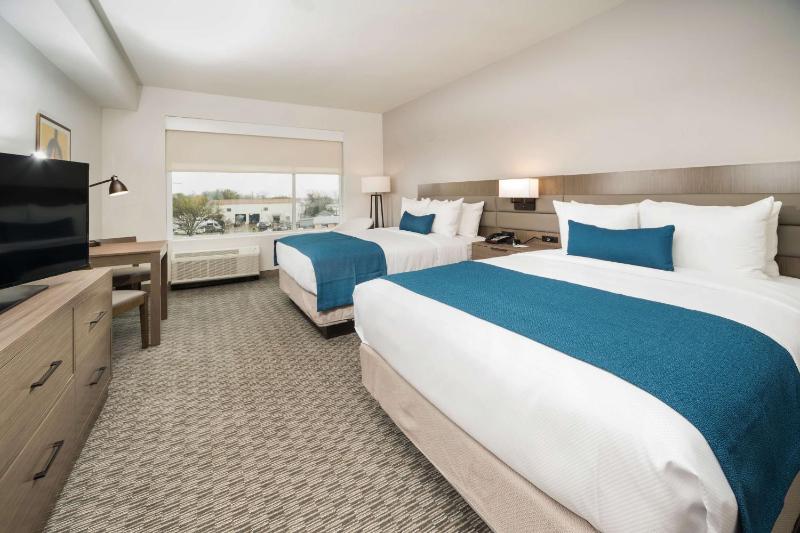 Queen Room with Two Queen Beds - Non-Smoking image 3