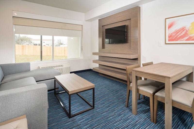 King Suite with Sofa Bed and Roll-In Shower - Disability Access image 3