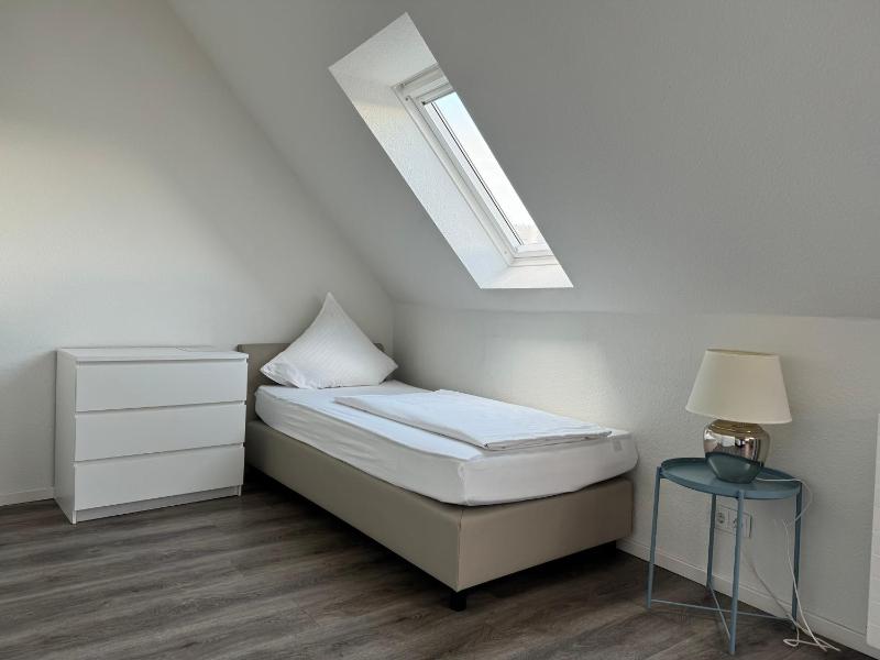 Small Twin Room image 1
