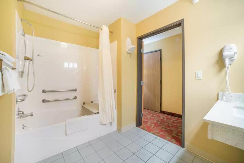 Standard Room with Two Double Beds - Accessible/Non-Smoking image 4