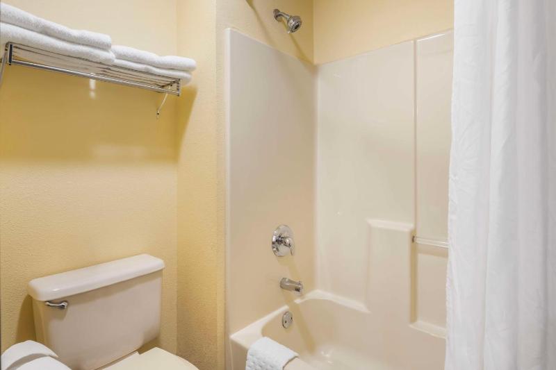 Queen Room with Two Queen Beds - Non-Smoking image 2