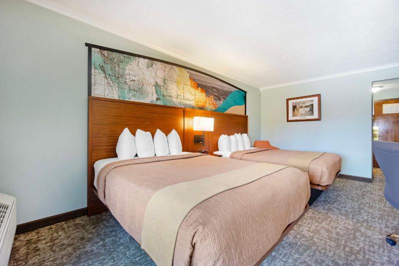 Queen Room with Two Queen Beds - Non-Smoking image 4