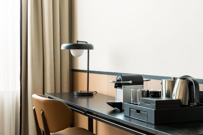 Deluxe King Room image 4