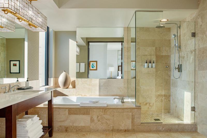Larger Guest room, 1 King image 2