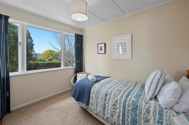 Te Kopua - Acacia Bay Holiday Home - image 13