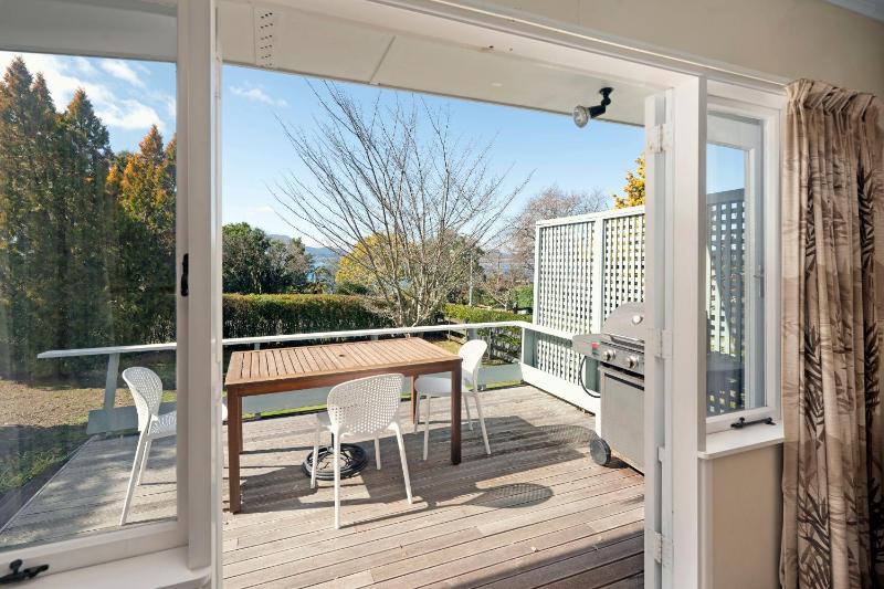 Te Kopua - Acacia Bay Holiday Home - image 4