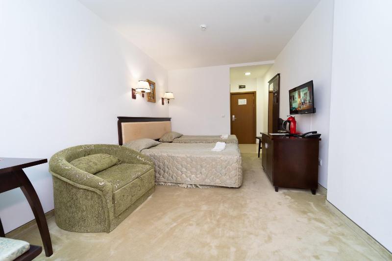 Twin Room image 3