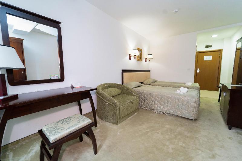 Twin Room image 4