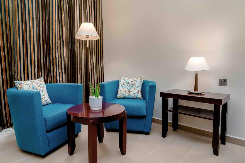 Deluxe Room City View with One King Bed image 4