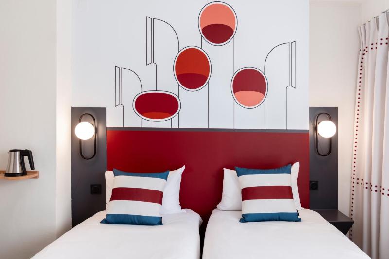 Standard Twin Room image 3