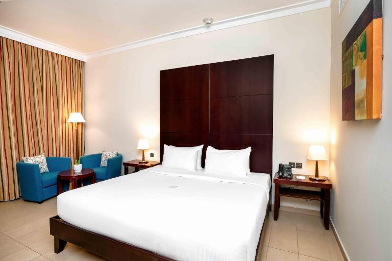 Deluxe Room Pool View with One King Bed image 1