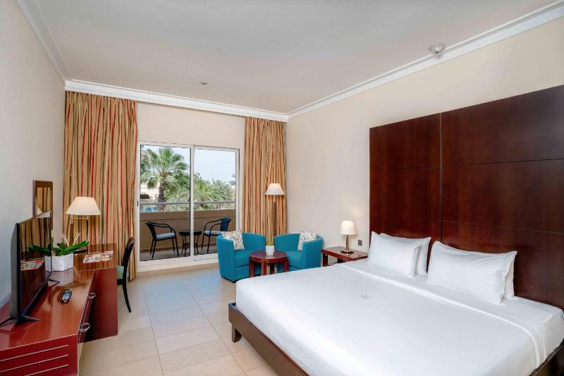Deluxe Room Pool View with One King Bed image 3