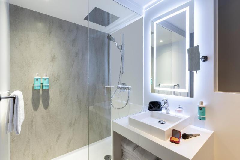 Superior Triple Room image 3