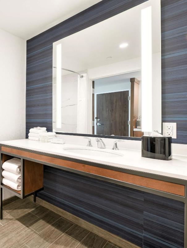 Deluxe King Room with Sofa Bed - Hearing Accessible image 2