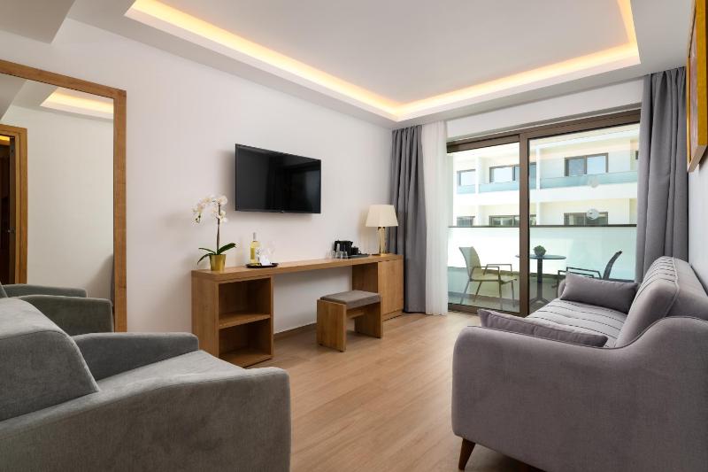 Junior Suite with Balcony image 4