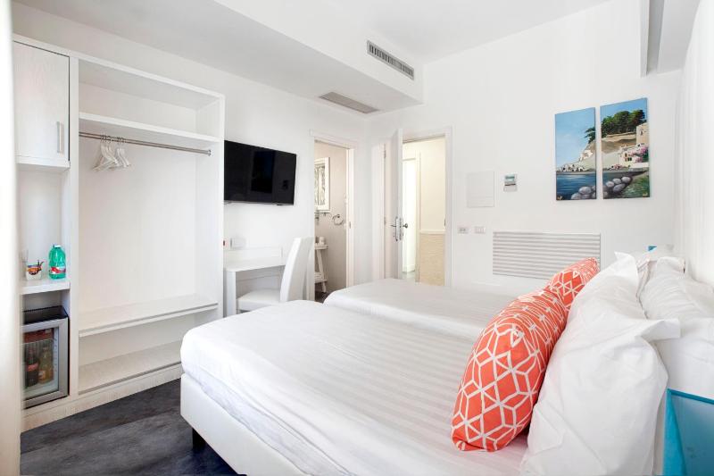 Standard Double Room image 2