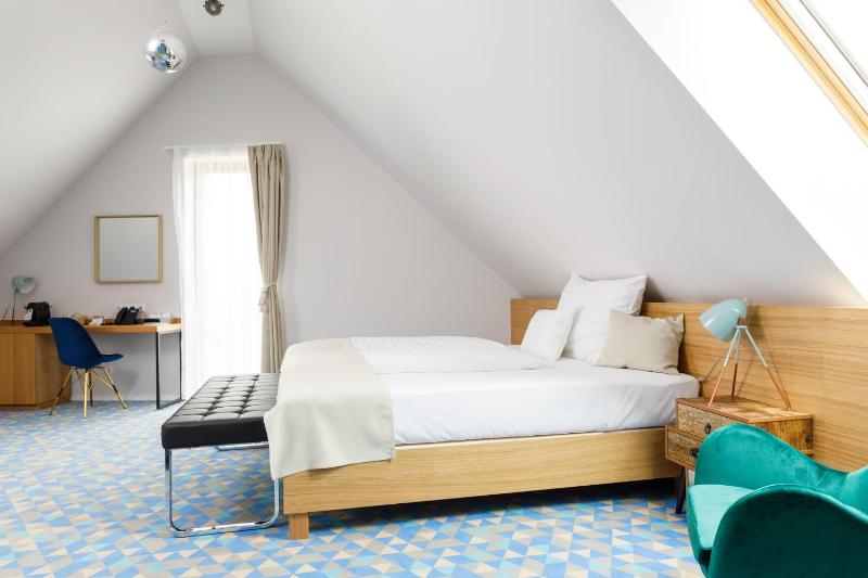 Deluxe Triple Room image 4