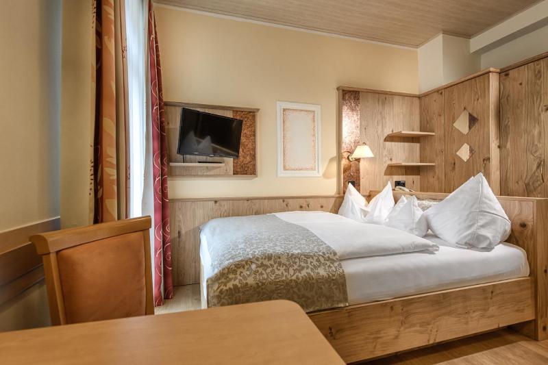 Standard Double Room image 3