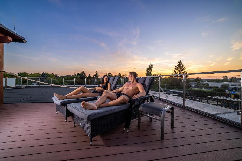 Wellness Room with Private Sauna and Jacuzzi image 1