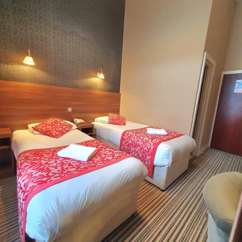 Twin Room image 3