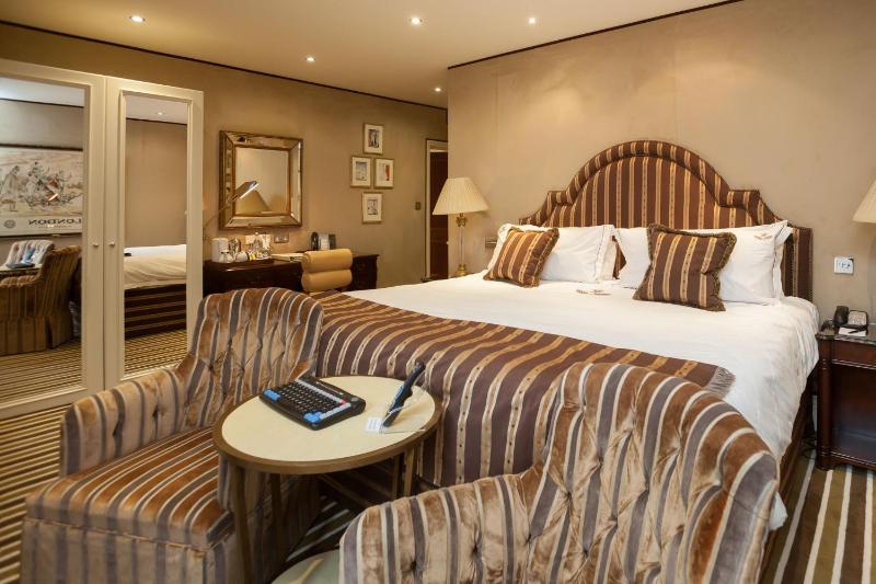 Double or Twin Room with Sea View image 2