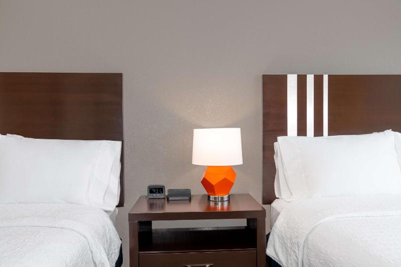 Queen Room with Two Queen Beds (4 Adults) image 3