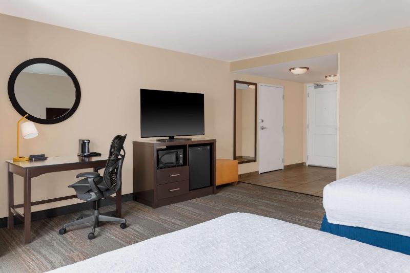 Queen Room with Two Queen Beds (4 Adults) image 4