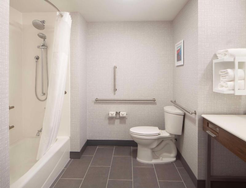 Queen Room with Two Queen Beds and Bath Tub - Mobility Access image 2