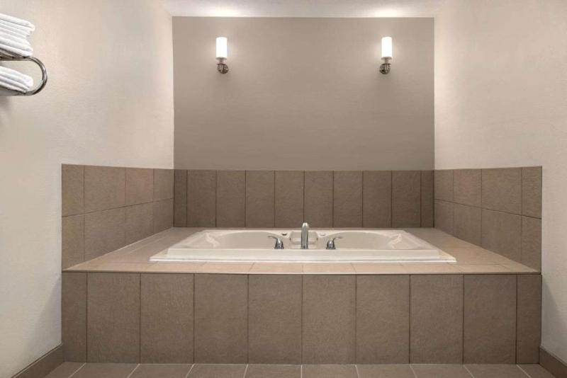 Extended Stay King Suite with Whirlpool and Kitchenette image 4