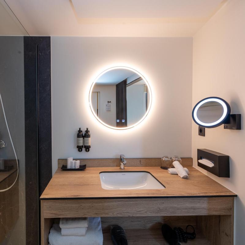 Luxury Double Room with River View image 4