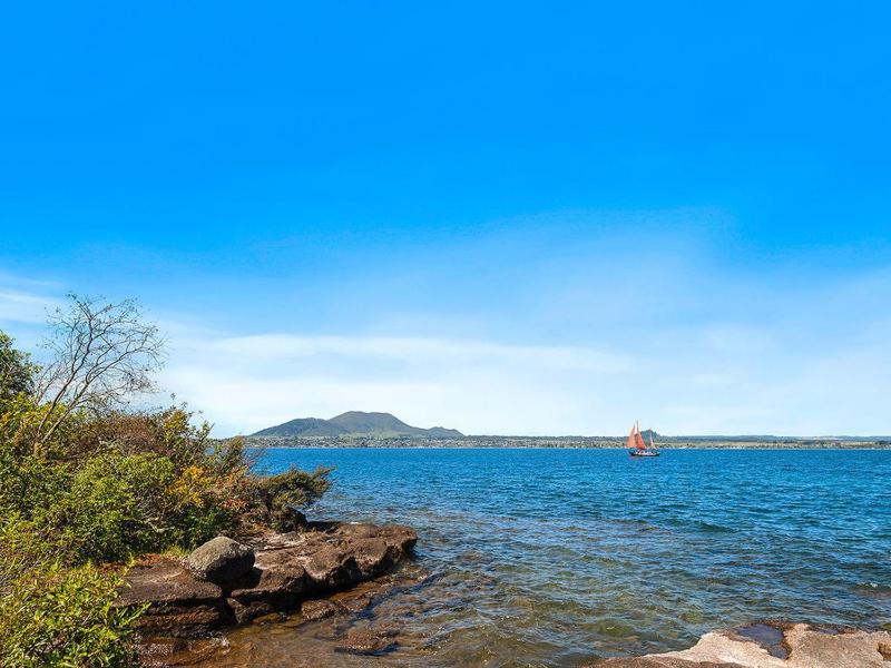 Te Kopua - Acacia Bay Holiday Home - image 5